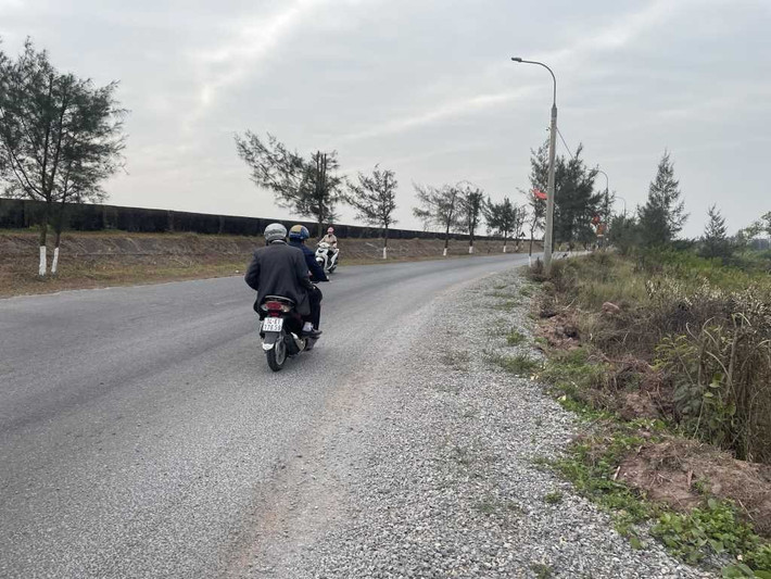 Vòng cua bị khuất tầm nhìn thuộc tuyến đường trục chính xã Vạn Ninh (TP. Móng Cái) được phát quang cây bên đường, mở rộng và rải cấp phối. Ảnh: Hiểu Trân Vòng cua bị khuất tầm nhìn thuộc tuyến đường trục chính xã Vạn Ninh (TP. Móng Cái) được phát quang cây bên đường, mở rộng và rải cấp phối. Ảnh: Hiểu Trân