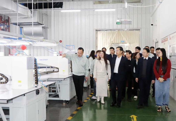 Chủ tịch UBND tỉnh Quảng Ninh Phạm Đức Ấn thăm dây chuyền sản xuất của doanh nghiệp tại KCN Texhong Hải Hà. Ảnh: Trúc Linh Chủ tịch UBND tỉnh Quảng Ninh Phạm Đức Ấn thăm dây chuyền sản xuất của doanh nghiệp tại KCN Texhong Hải Hà. Ảnh: Trúc Linh