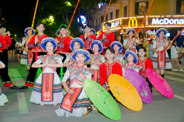 Những đạo cụ dân gian được các bạn trẻ tài năng khéo léo lồng ghép vào những điệu múa hiện đại img-20241117-091438.jpg