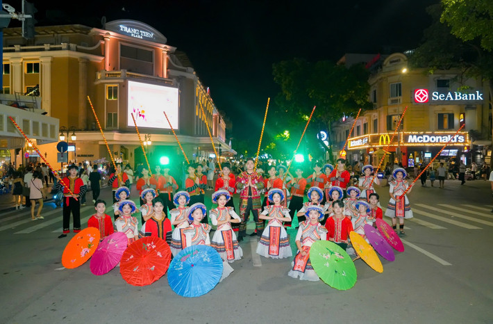 Màn biểu diễn bài hát “Em yêu ông Bụt hiền” được thể hiện bởi các bạn trẻ img-20241117-091436.jpg