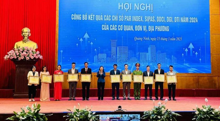 Phó Chủ tịch Thường trực HĐND tỉnh Vi Ngọc Bích tặng Bằng khen của UBND tỉnh cho cá nhân có thành tích xuất sắc trong phong trào thi đua "Đẩy mạnh cải cách hành chính trên địa bàn tỉnh Quảng Ninh" năm 2024 532025a52.jpg