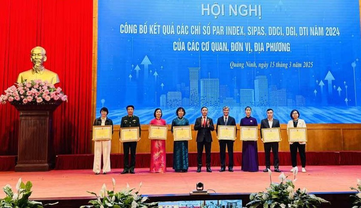 Chủ tịch UBND tỉnh Phạm Đức Ấn tặng Bằng khen của UBND tỉnh cho các tập thể có thành tích xuất sắc trong phong trào thi đua "Đẩy mạnh cải cách hành chính trên địa bàn tỉnh Quảng Ninh" năm 2024 32025a51.jpg