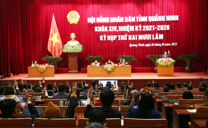 Đại biểu HĐND tỉnh biểu quyết thông qua các nghị quyết tại kỳ họp. Ảnh: Mạnh Tuân Đại biểu HĐND tỉnh biểu quyết thông qua các nghị quyết tại kỳ họp. Ảnh: Mạnh Tuân