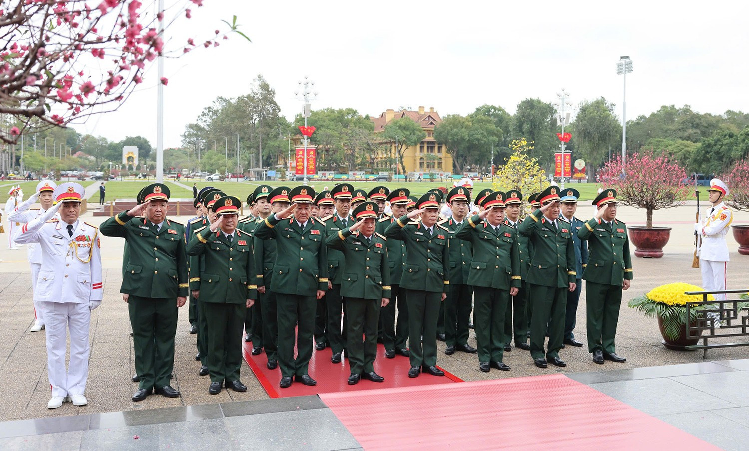 Đoàn đại biểu Quân ủy Trung ương - Bộ Quốc phòng vào Lăng viếng Chủ tịch Hồ Chí Minh. Ảnh: Lâm Hiển