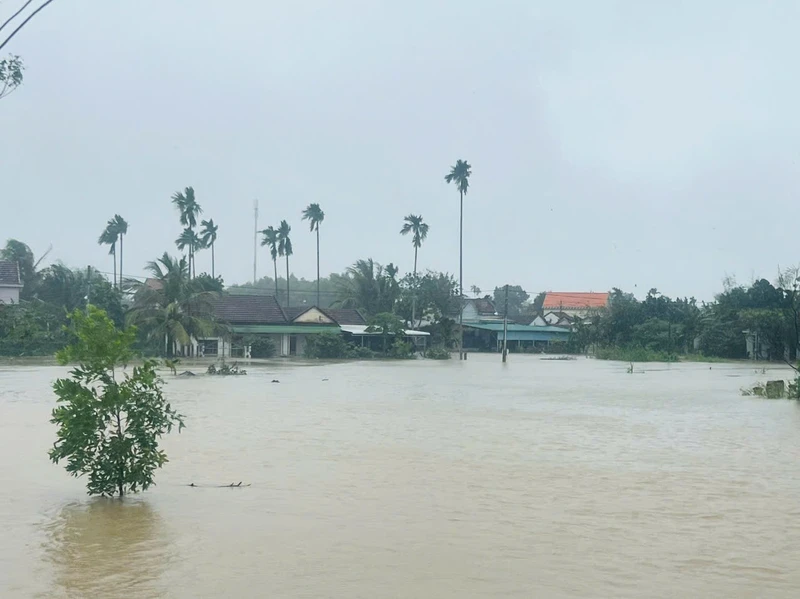 Nước lũ lên nhanh gây chia cắt nhiều khu dân cư, Quảng Ngãi khẩn trương ứng phó