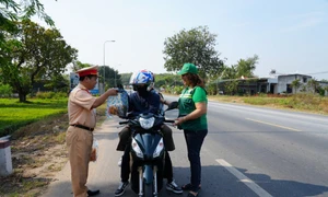 Bình Thuận: CSGT Hàm Tân hỗ trợ bà con trên hành trình về quê đón Tết