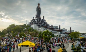 Hơn 180.000 lượt khách du xuân ngày đầu khai hội núi Bà Đen, Tây Ninh