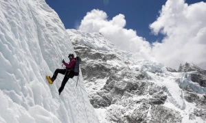 Nepal siết chặt điều kiện cấp phép leo núi Everest