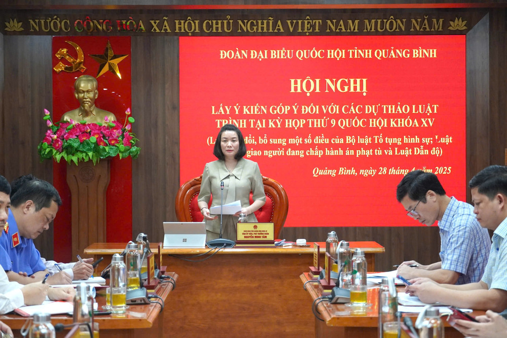 Phó trưởng Đoàn chuyên trách phụ trách Đoàn ĐBQH tỉnh Quảng Bình Nguyễn Minh Tâm chủ trì hội nghị. Ảnh: Khánh Trinh z6549086081587-4c280f107743e95f2c5ecc2a54bba394.jpg