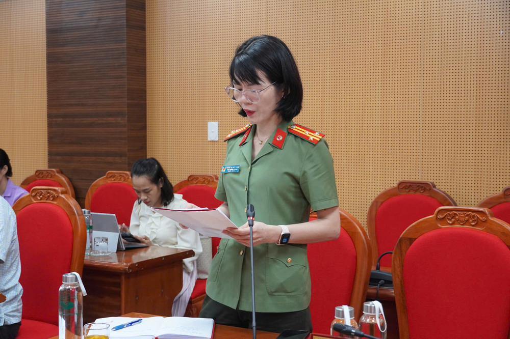 Đại diện Công an tỉnh Quảng Bình phát biểu tại hội nghị. Ảnh: Khánh Trinh z6549086078244-8c2eb1756247cfe041e0d79bcca14c04.jpg