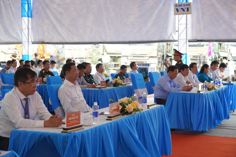 Các đại biểu tham dự lễ khởi công Nhà ga hành khách T2 - Cảng hàng không Đồng Hới. Ảnh: Khánh Trinh z6520105396970-afaa2edb913f968830cb5cc4f60d3d00.jpg