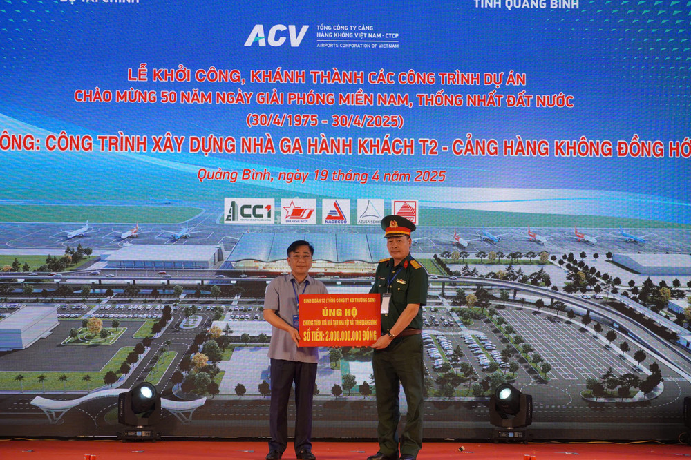 Binh đoàn 12 ủng hộ chương trình xoá nhà tạm, nhà dột nát tỉnh Quảng Bình. Ảnh: Khánh Trinh z6520086353860-6b9fe6f68e667c6431c4ff56fe9d2f71.jpg