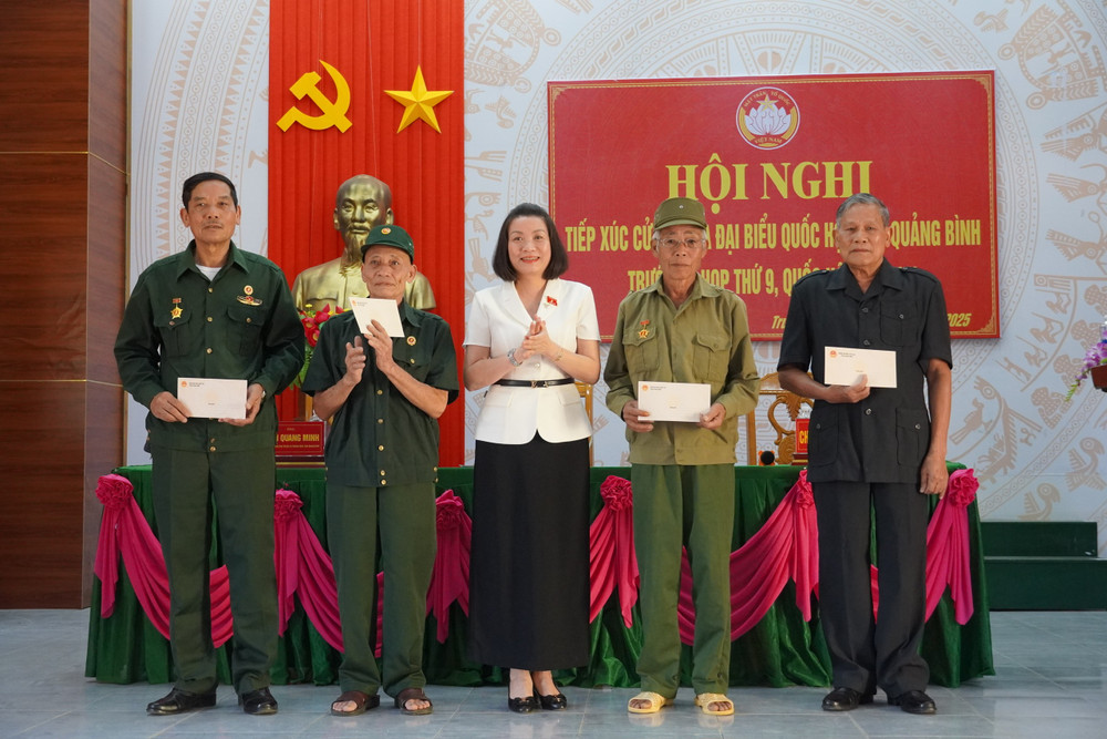 Phó trưởng đoàn chuyên trách phụ trách Đoàn ĐBQH tỉnh Quảng Bình Nguyễn Minh Tâm trao quà cho các cựu chiến binh trên địa bàn huyện Minh Hóa z6511403746930-d324ce8eb63444d2b128cce79d7b4c18.jpg