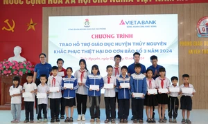 VietABank trao 10 ti vi cho các trường học và 16 suất học bổng cho học sinh tại huyện Thủy Nguyên