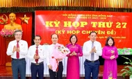 Lãnh đạo HĐND tỉnh, UBND tỉnh tặng hoa chúc mừng ông Nguyễn Tuấn Anh được bầu Ủy viên UBND tỉnh. Ảnh: K.Lộc