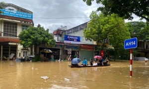 Bộ trưởng GD-ĐT kêu gọi hỗ trợ gia đình giáo viên, học sinh chịu thiệt hại nặng sau bão