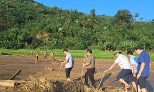 Thủ tướng Chính phủ Phạm Minh Chính trực tiếp đến hiện trường vụ sạt lở tại Làng Nủ