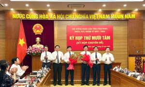 Thường trực Tỉnh ủy tặng hoa chúc mừng các đồng chí được bầu giữ chức Phó Chủ tịch UBND tỉnh Khóa XVII, nhiệm kỳ 2021 - 2026