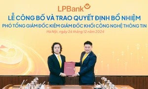 Ông Nguyễn Đức Thụy, Chủ tịch Hội đồng quản trị LPBank trao quyết định bổ nhiệm cho ông Lưu Danh Đức. Ảnh: PV