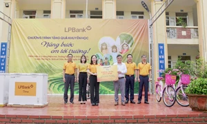 LPBank chắp cánh ước mơ cho học sinh vùng cao qua Chương trình khuyến học "Nâng bước em tới trường"