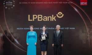 Bà Vũ Nam Hương, Phó Tổng Giám đốc LPBank nhận giải thưởng Top 50 doanh nghiệp kinh doanh hiệu quả nhất 2024. Ảnh: PV