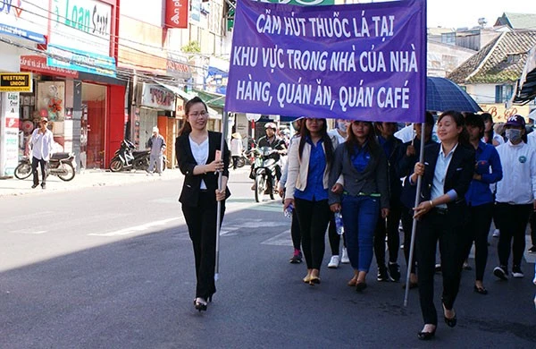 Đoàn kiểm tra liên ngành TP. Ninh Bình kiểm tra hoạt động phòng, chống tác hại của thuốc lá tại Khách sạn MT Collection (phường Đông Thành)