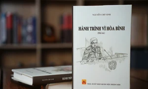 Bìa sách “Hành trình vì hòa bình”