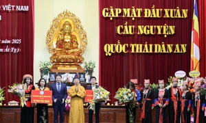 Học viện Phật giáo Việt Nam trao tặng tủ sách cho các trường học