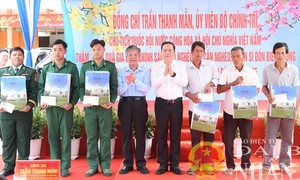 Chủ tịch Quốc hội Trần Thanh Mẫn thăm, tặng quà Tết đồng bào, chiến sĩ tại huyện Cầu Ngang, Trà Vinh