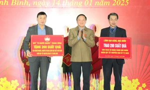 Phó Chủ tịch Quốc hội Nguyễn Khắc Định trao quà Tết cho hộ nghèo, công nhân lao động có hoàn cảnh khó khăn tỉnh Ninh Bình