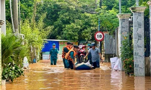 Nước lũ lên nhanh, hơn 2.600 học sinh ở Đồng Nai phải nghỉ học