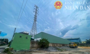 Công trình trái phép ngang nhiên xây dựng dưới đường điện 500kV ở TP. Tân Uyên, Bình Dương