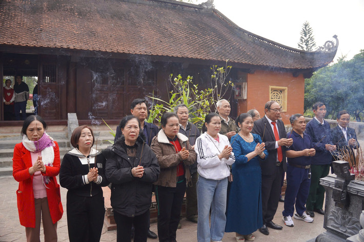 Người dân đến thắp hương tại khu di tích Hải Thượng Lãn Ông Lê Hữu Trác anh-4.jpg
