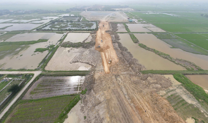 Sau gần 1 năm triển khai, Dự án đầu tư xây dựng và kinh doanh hạ tầng Khu công nghiệp Bắc Thạch Hà (VSIP Hà Tĩnh) chỉ mới triển khai được phần việc bóc, đắp một đoạn đường ngắn vài trăm mét anh-5.jpg