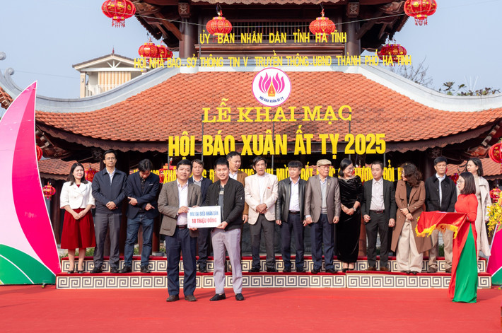Phóng viên Báo Đại biểu Nhân dân trao ủng hộ TP. Hà Tĩnh cùng chung tay chăm lo tết cho người nghèo dsc02639.jpg