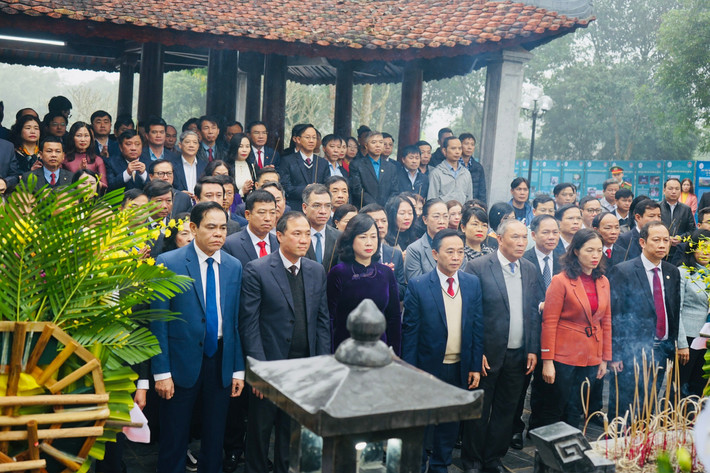 Bộ trưởng Bộ Y tế cùng đoàn công tác, lãnh đạo tỉnh Hà Tĩnh dâng hương tại khu di tích Hải Thượng Lãn Ông Lê Hữu Trác anh-2.jpg
