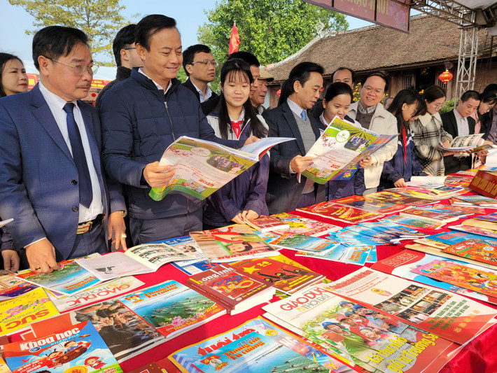 Các đại biểu tham quan các ấn phẩm báo chí được trưng bày tại Hội báo Xuân Ất Tỵ 2025 anh-3.jpg