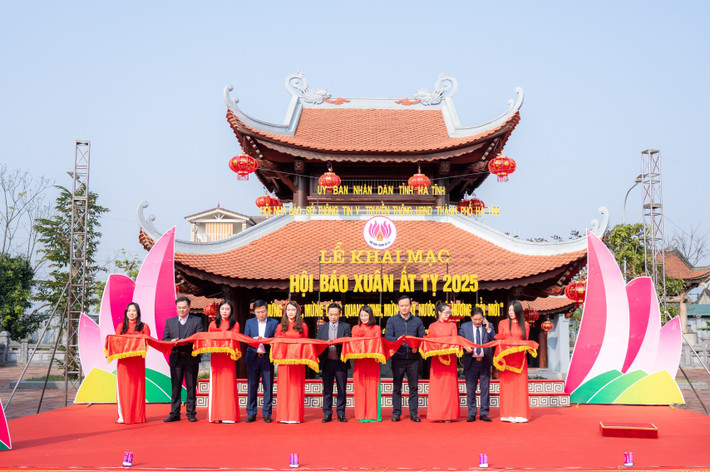 Phó Bí thư Thường trực Tỉnh ủy Trần Thế Dũng cùng lãnh đạo các ban, ngành, địa phương cắt băng khai mạc Hội báo Xuân Ất Tỵ 2025 anh-1.jpg