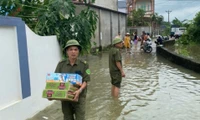 Hình ảnh Công an Hà Nội đang cùng người dân phòng, chống lũ lụt 