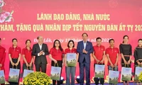 Phó Chủ tịch Quốc hội Trần Quang Phương cùng lãnh đạo tỉnh Đắk Lắk trao quà Tết cho cán bộ, chiến sĩ Đồn Biên phòng Ia Rvê