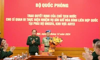 Thượng tướng Phùng Sĩ Tấn, Phó Tổng Tham mưu trưởng Quân đội nhân dân Việt Nam tặng hoa cho sĩ quan lên đường thực hiện nhiệm vụ. Ảnh: Nam Trần