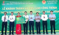 Thực hiện nghi thức gắn biển công trình dự án cải tạo, sửa chữa Trường THCS Mỹ Xá do PVFCCo tài trợ với tổng kinh phí 5 tỷ đồng.