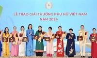 Ủy viên Trung ương Đảng, Chủ nhiệm Ủy ban Xã hội Nguyễn Thúy Anh trao giải thưởng Phụ nữ Việt Nam năm 2024