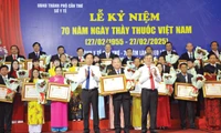 Lãnh đạo thành phố Cần Thơ trao tặng bằng khen cho các tập thể, cá nhân có thành tích xuất sắc trong công tác khám chữa bệnh năm 2024. Ảnh: Vũ Châu 