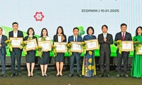 Đảng ủy, Ban lãnh đạo Vietcombank trao thưởng cho các tập thể, cá nhân đạt giải Búa liềm vàng năm 2024 