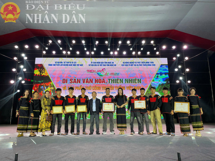 Bằng khen là phần thưởng cho sự nỗ lực của anh Y Bây và đội nghệ nhân của buôn dbnd_tl_z6118321716240-c2507e963dd84b1ec74b20000e5093a4.jpg