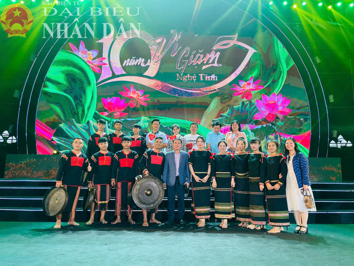 Đội nghệ nhân của anh Y Bây tham gia biểu diễn tại Liên hoan nghệ thuật dân gian truyền thống "Việt Nam - Những sắc màu Di sản" tại tỉnh Nghệ An trong tháng 11.2024 dbnd_tl_z6118321743907-b81addcc8dff7a93f26a311417a570f6.jpg