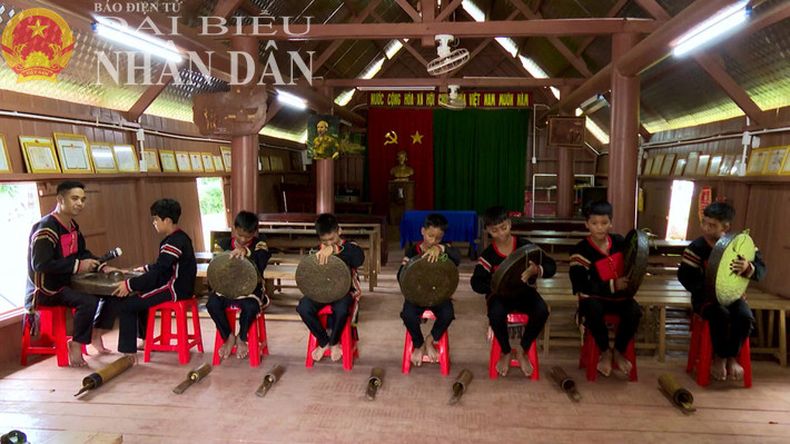 Anh Y Bây Kbuôr dạy đánh chiêng cho các cháu ở nhà văn hóa cộng đồng buôn Anh Y Bây Kbuôr dạy đánh chiêng cho các cháu ở nhà văn hóa cộng đồng buôn