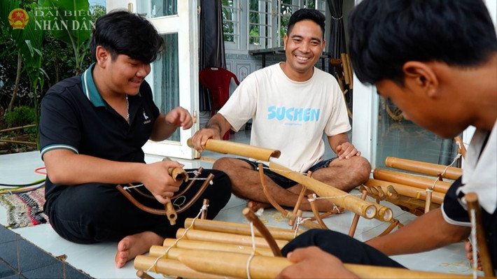 Ngoài dẫn dắt các em cách sử dụng nhạc cụ, anh Y Bây cũng hướng dẫn cách chế tác y-bay-4-9432.jpg