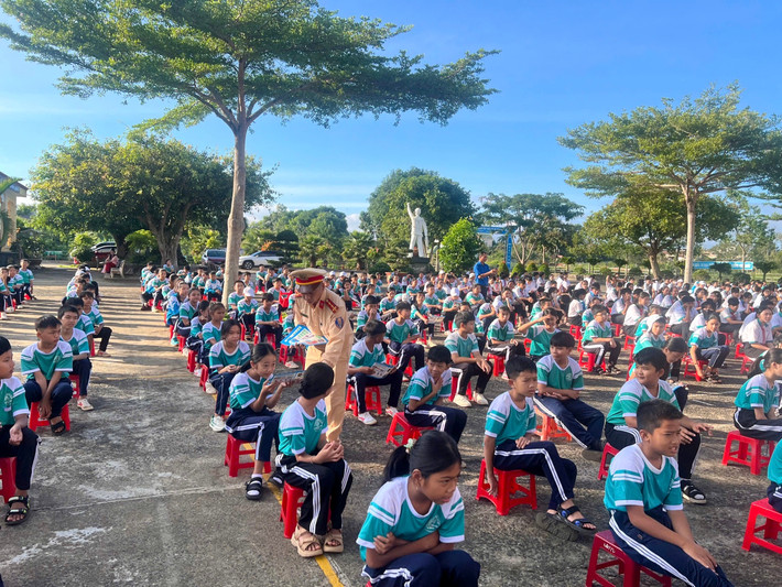 Lực lượng CSGT phối hợp tuyên truyền luật giao thông với các trường học ở Đắk Lắk 9d5547b1ff23477d1e32.jpg
